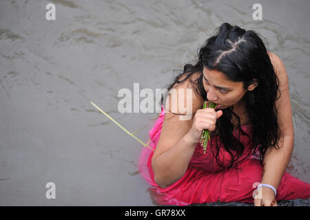 Kathmandu, Nepal. 6. September 2016. Nepalesische Hindu-Frau Durchführung Rituale am Bagmati Fluss von Pashupatinath Tempel während Rishi Panchami Festival feiern im Pashupatinath Tempel, Katmandu, Nepal auf Dienstag, 6. September 2016. Rishi Panchami Festival wird als der letzte Tag des dreitägigen lange Teej Festival gefeiert. Das Teej Festival wird von Hindu-Frauen in Nepal sowie in einigen Teilen von Indien gefeiert. Bildnachweis: Pazifische Presse/Alamy Live-Nachrichten Stockfoto