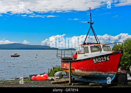 Fischereifahrzeug auf Teh Ufer des Loch Bay, Stein, Waternish Halbinsel, Isle Of Skye, Schottland, Großbritannien Stockfoto