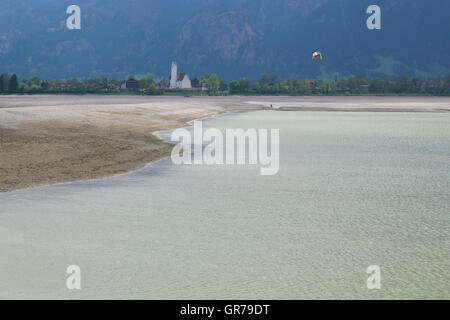 Trekking durch See Forggen Stockfoto