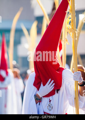 Träger Nazareno während der Ostern Woche Semana Santa In Spanien Stockfoto