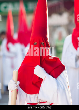 Träger Nazareno während der Ostern Woche Semana Santa In Spanien Stockfoto