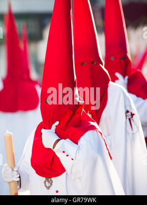 Träger Nazareno während der Ostern Woche Semana Santa In Spanien Stockfoto