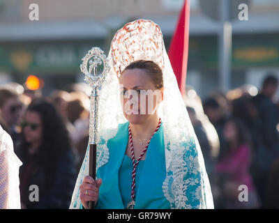 Teilnehmerin am Palmsonntag Prozession In Algeciras, Spanien, 20. März 2016. Die Frau trägt die traditionelle Kopfbedeckung Stockfoto