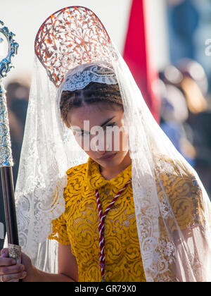 Teilnehmerin am Palmsonntag Prozession In Algeciras, Spanien, 20. März 2016. Die Frau trägt die traditionelle Kopfbedeckung Stockfoto