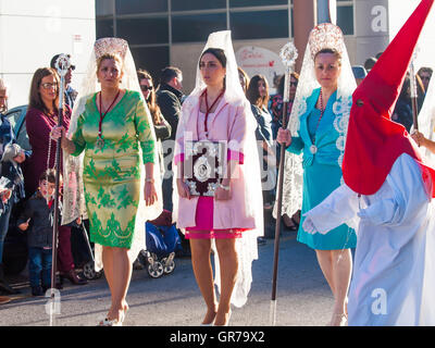 TeilnehmerInnen am Palmsonntag Prozession In Algeciras, Spanien, 20. März 2016. Die Frau trägt die traditionelle Kopfbedeckung Stockfoto