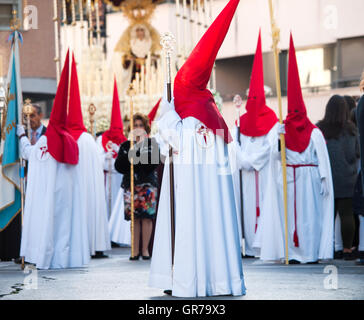 Algeciras, Spanien, 20. März 2016 Teilnehmer der Palmprozession am Palmsonntag. Die Büßer tragen die typische Conicle Hauben Stockfoto