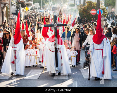 Algeciras, Spanien, 20. März 2016 Teilnehmer der Palmprozession am Palmsonntag. Die Büßer tragen die typische Conicle Hauben Stockfoto