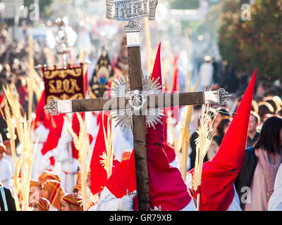 Algeciras, Spanien, 20. März 2016 Teilnehmer der Palmprozession am Palmsonntag. Die Büßer tragen die typische Conicle Hauben Stockfoto