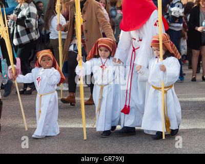 Algeciras, Spanien, 20. März 2016 nicht identifizierten Kinder nehmen an Palmsonntag Prozession Algeciras, Spanien. Die Palmblätter Stockfoto