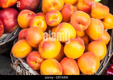 Frische Pfirsiche auf einem Markt In Italien Stockfoto