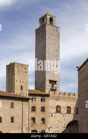 San Gimignano, Chigi-Turm auf der linken Seite, Toskana, Italien Stockfoto