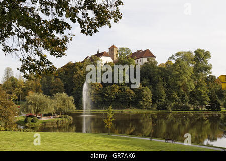 Bad Iburg, Charlottensee mit der Iburg im Herbst, Osnabrücker Land, Niedersachsen, Deutschland Stockfoto