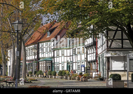 Intelligente Fachwerkhäuser schmücken den Kirchhof In den Ortskern von Bad Essen Stockfoto