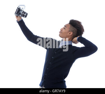 Lustige Porträt eines jungen afrikanischen Mannes in einem Comic darstellen, ein Selbstporträt mit einer alten Kamera. Stockfoto
