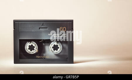 Einzelheiten über eine alte staubige digitale audio-Kassette, Retro-Technologie aus den 90er Jahren. Stockfoto