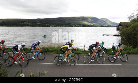 Gesamtansicht der Tour of Britain in Aktion bei Ullswater, Lake District in Phase zwei des 2016 Tour of Britain. PRESSEVERBAND Foto. Bild Datum: Montag, 5. September 2016. Vgl. PA Geschichte CYCLING Tour of Britain. Bildnachweis sollte lauten: Owen Humphreys/PA Wire Stockfoto