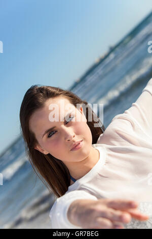 Frau zeigt Stockfoto