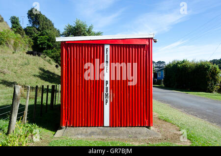 Red Fire Pumpenhaus, Tongaporutu, Taranaki, Nordinsel, Neuseeland Stockfoto