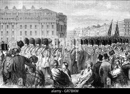 Die Abfahrt der Grenadier Guards aus London für den Krimkrieg 1854. Stockfoto