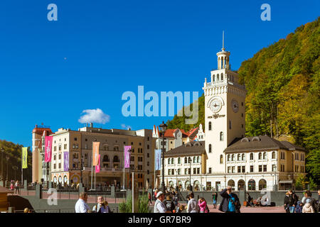 Sotschi, Russland - 31. Oktober 2015: Rosa Khutor Uhrturm und Infrastruktur der alpinen Ski-Resort. Gebaut von 2003 bis 2011 Stockfoto