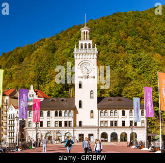 Sotschi, Russland - 31. Oktober 2015: Rosa Khutor Uhrturm und Infrastruktur der alpinen Ski-Resort. Gebaut von 2003 bis 2011 Stockfoto