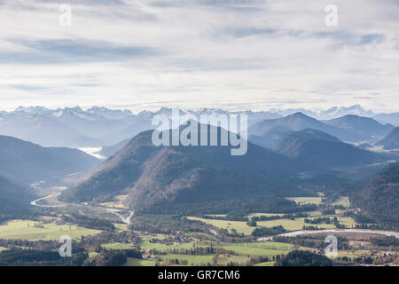 Ansicht im Isartal und das Tal Jachen von Grasleiten Kopf in der Nähe von Lenggries Stockfoto