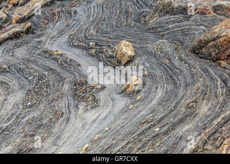 Im Laufe der Jahrtausende hinweg hat der Wild River dieses interessante Formen mit seiner Wasserkraft geschaffen. Stockfoto