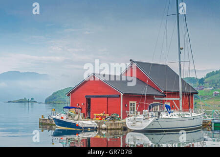 Bootshaus mit Segelboot In Garsundfjorden Stockfoto