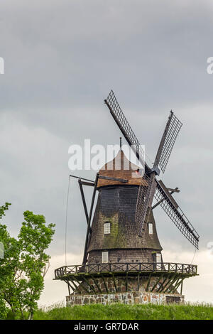 Traditionelle Windmühle an der schwedischen Westküste Stockfoto