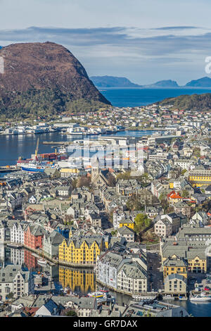 Blick vom Berg Aksla auf die norwegische Küste Stadt Alesund Stockfoto