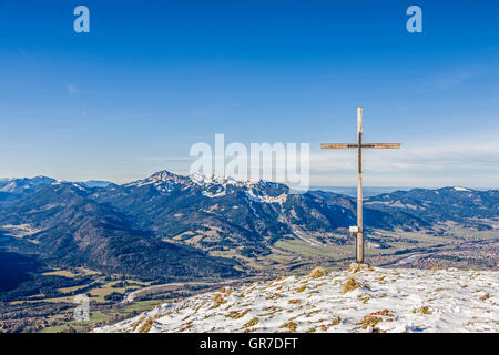 Von Hier Kann Man Einen Wandererlebnis Blick Auf Brauneck, Benediktenwand Und Lenggries Geniessen Stockfoto