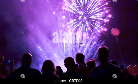 Menge Uhr Ing Feuerwerk und feiern Stockfoto