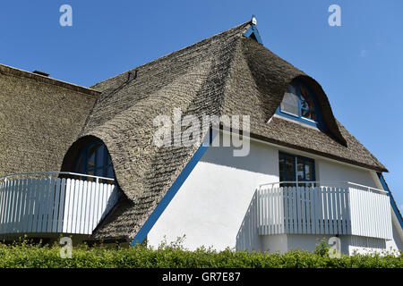 Haus mit Strohdach Stockfoto