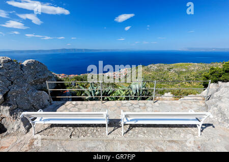 Ein Blick in Podgora bei Makarska Riviera vom Hügel. Stockfoto