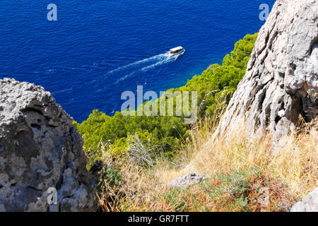 Kleine Tourenboot zu segeln, in der Nähe von Makarska, Dalmatien, Kroatien Stockfoto