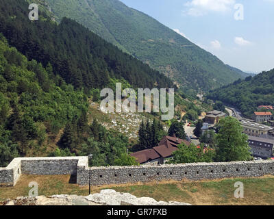 Reisen Sie in Europa unter Sommer. Panoramablick vom alten Schloss in Travnik-Bosnien und Herzegowina Stockfoto