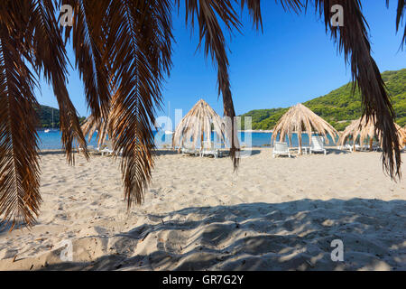 Stroh Sonnenschirme in Saplunara Sandstrand auf der Insel Mljet Stockfoto