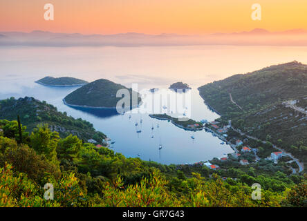 Sonnenaufgang in Pozurska Luka auf der Insel Mljet in Kroatien Stockfoto