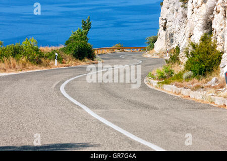 Kurvenreiche Straße in Dalmatien, Kroatien Stockfoto