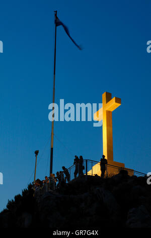 Kreuz beleuchtet für Kreuz zerstört im Krieg der 1990er Jahre auf den Berg Srd in Dubrovnik.Replacement. Stockfoto