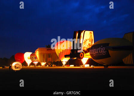 Night Glow auf den Ballon Sail 2008 In Kiel Stockfoto