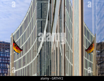 Deutsche Flagge im Ministerium für Wissenschaft und Forschung an der Spree In Berlin-Mitte Stockfoto