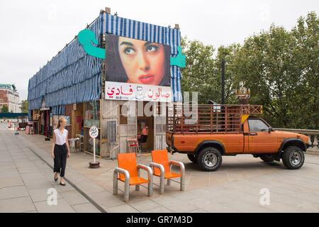 Besucher sehen eine Beirut Straßenszene von libanesischen AKK Architekten, bei der ersten London Design Biennale, im Somerset House, London bis 27. September stattfindet. Stockfoto