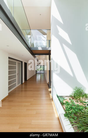 Eingang ein modernes Haus, langen Korridor, Hartholz-Fußboden Stockfoto