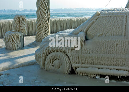 Auto, bedeckt mit einer dicken Eisschicht geparkt In eine Straße entlang dem Genfersee, Versoix, Schweiz Stockfoto