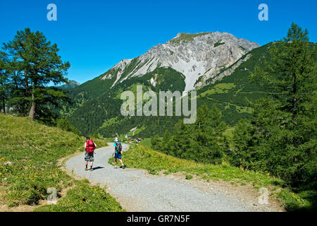 Wanderer auf A Trail Wandern Gebiet Malbun, Mt Ochsenkopf hinter, Fürstentum Liechtenstein Stockfoto