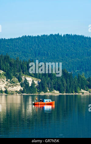 Boot mit Anglern am See Lac De Joux in der Nähe von Le Pont, Kanton Waadt, Schweiz Stockfoto