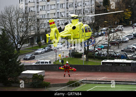 Hubschrauber Eurocopter Ec135 T2 des Universitätsspitals Genf In einer Sofortmaßnahme In städtischen zu retten Stockfoto