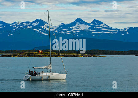 Crusing Boot auf dem Fjord in der Nähe von Molde Norwegen Stockfoto