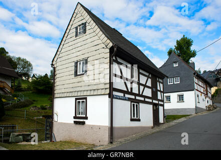 Sächsischen Fachwerkhäuser mit geplant Giebel, Grünhainichen, Erzgebirge, Erzgebirge, Sachsen, Deutschland Stockfoto